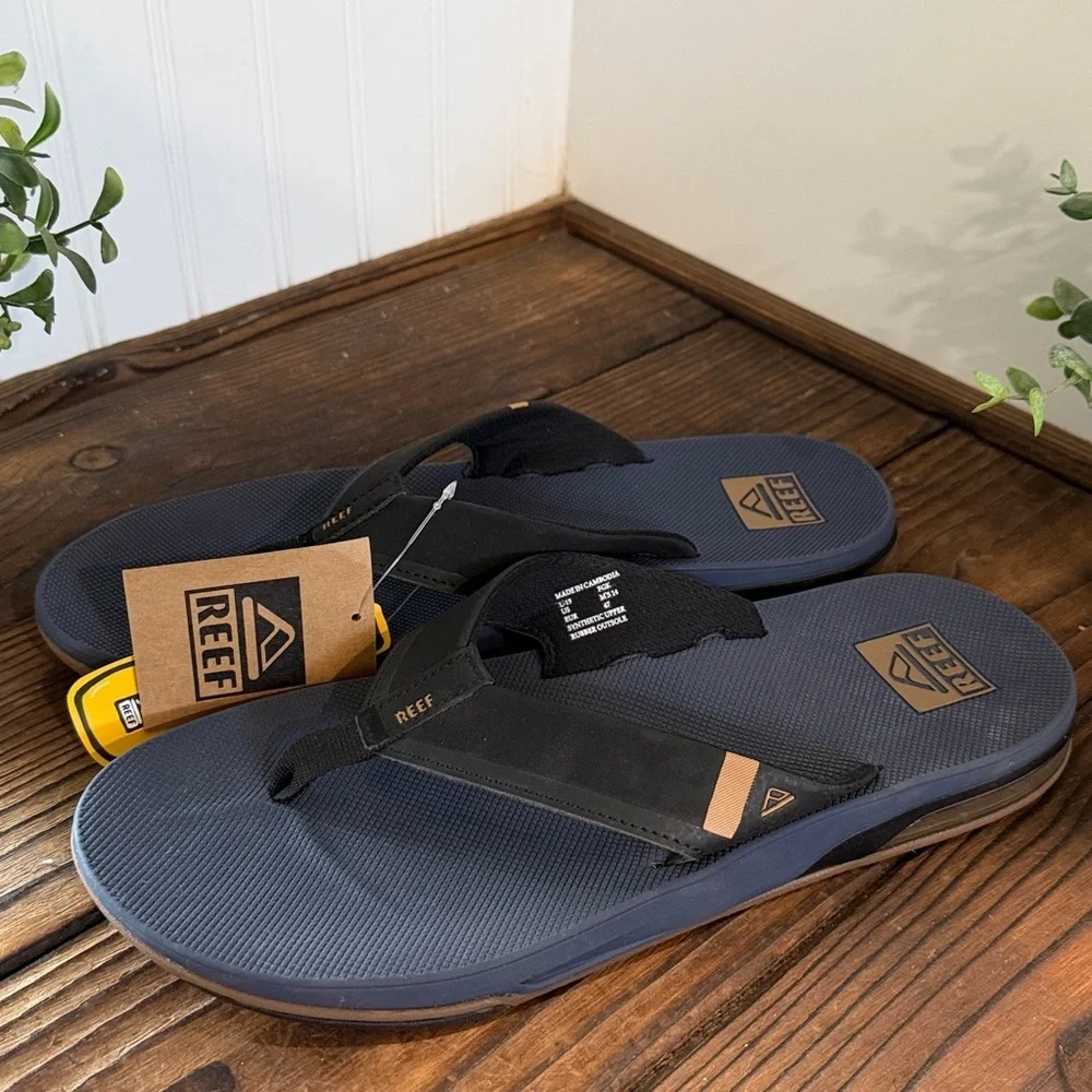 NWT Reef Navy and Black Men’s Fanning Low Sandals